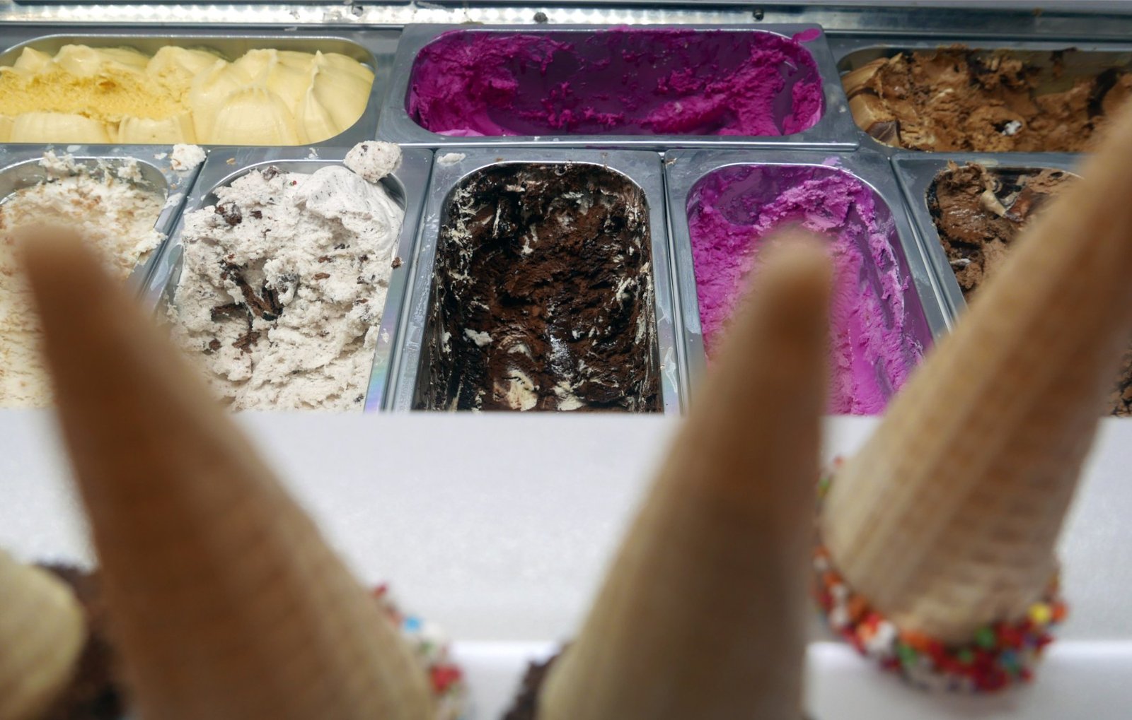 close-up-ice-cream-cones-shop (1)