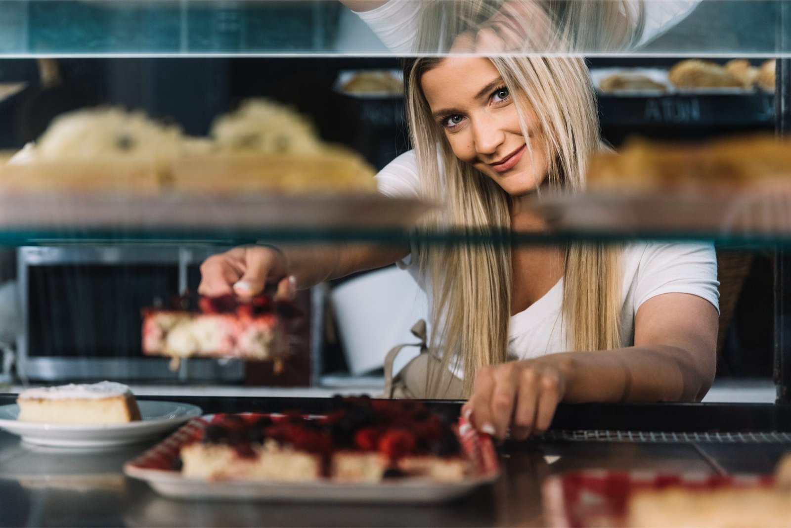 shop-assistant-holding-pastry (1)